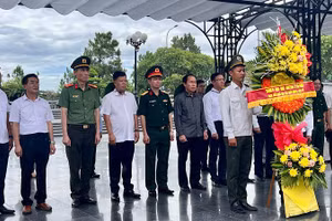 Đoàn công tác của thành phố Hải Phòng do đồng chí Bí thư Thành ủy Lê Tiến Châu làm Trưởng đoàn dâng hoa, dâng hương tại Quảng Trị.