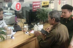 Công an xã Vĩnh Lại (Hải Phòng) có mặt tại Phòng giao dịch Agribank Cầu Ràm, ngăn chặn thành công vụ giả danh Công an lừa đảo chiếm đoạt 260 triệu đồng.