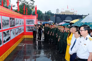 Các đại biểu tham quan triển lãm.