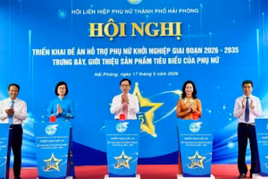 Các đại biểu thực hiện nghi thức triển khai Đề án “Hỗ trợ phụ nữ khởi nghiệp giai đoạn 2026-2035”.