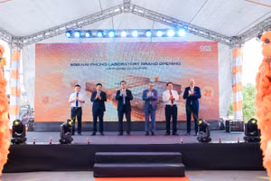Các đại biểu thực hiện nghi thức khai trương Phòng thử nghiệm SGS Hải Phòng tại Khu công nghiệp Nam Cầu Kiền (Hải Phòng). 