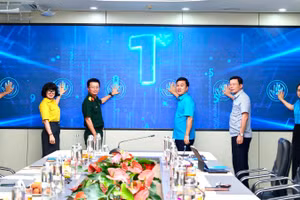 Các đại biểu thực hiện nghi thức khai trương “Hệ thống truy nhập Internet không dây miễn phí tại các khu nhà trọ công nhân”.