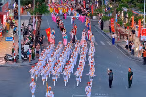 Đoàn diễu hành đi qua các tuyến phố quanh dải vườn hoa trung tâm thành phố Hải Phòng.