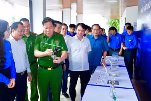 Các đại biểu tham quan không gian trưng bày mẫu vật các loại ma túy phổ biến hiện nay tại chương trình.