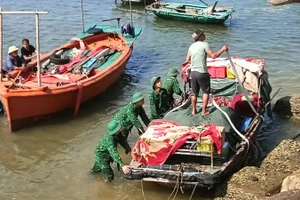 Bộ đội Biên phòng Hải Phòng hỗ trợ người dân đưa tàu thuyền về nơi tránh trú bão an toàn.