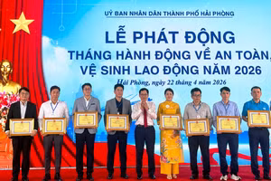 Các tập thể, cá nhân có thành tích xuất sắc trong công tác an toàn, vệ sinh lao động năm 2025 nhận bằng khen tại Lễ phát động.