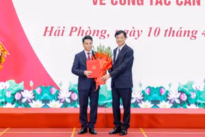 Đồng chí Nguyễn Duy Ngọc trao quyết định của Bộ Chính trị chuẩn y đồng chí Lê Ngọc Châu giữ chức Bí thư Thành ủy Hải Phòng nhiệm kỳ 2025-2030.