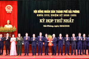 Đồng chí Bí thư Thành ủy Hải Phòng Lê Ngọc Châu chúc mừng các đồng chí được bầu giữ các chức danh Ủy ban nhân dân thành phố nhiệm kỳ 2026-2031.