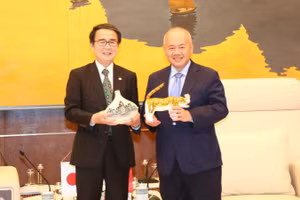 Chủ tịch Ủy ban nhân dân thành phố Hải Phòng Đỗ Thành Trung (bên trái) và Thống đốc tỉnh Kagawa Ikeda Toyohito. (Ảnh: ĐỖ HIỀN)
