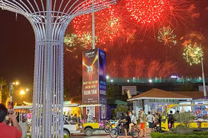 Cát Bà về đêm. (Ảnh: THANH HỒNG)