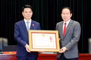 Phó Thủ tướng Chính phủ Lê Tiến Châu trao Huân chương Lao động hạng Nhì cho đồng chí Lê Ngọc Châu, Bí thư Thành ủy, Trưởng Đoàn đại biểu Quốc hội thành phố Hải Phòng.