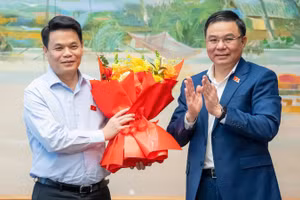 Đồng chí Lê Ngọc Châu (ảnh trái) được bầu giữ chức vụ Trưởng Đoàn đại biểu Quốc hội thành phố Hải Phòng khóa XVI.