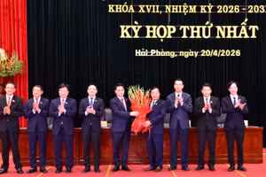 Đồng chí Lê Ngọc Châu, Ủy viên Trung ương Đảng, Bí thư Thành ủy, Trưởng Đoàn đại biểu Quốc hội thành phố Hải Phòng chúc mừng các đồng chí được bầu giữ các chức danh của Hội đồng nhân dân thành phố Hải Phòng khóa XVII, nhiệm kỳ 2026-2031. 