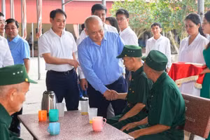 Chủ tịch Ủy ban nhân dân thành phố Hải Phòng Đỗ Thành Trung thăm hỏi và trao quà của Tổng Bí thư, Chủ tịch nước tới thương, bệnh binh đang điều dưỡng tại Trung tâm. (Ảnh: ĐÀM THANH)