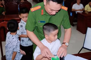 Công an Hải Phòng thực hiện các bước quy trình cấp tài khoản định danh điện tử mức độ 2 cho công dân từ 6 đến dưới 14 tuổi. (Ảnh: Công an Hải Phòng)