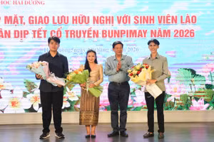 Đồng chí Nguyễn Quang Phúc, Trưởng Ban Tuyên giáo và Dân vận Thành ủy Hải Phòng tặng hoa, chúc mừng các sinh viên Lào đang học tập tại Hải Phòng. (Ảnh: ĐÀM THANH)