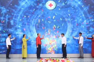 Các đại biểu thực hiện nghi thức phát động Tháng Nhân đạo năm 2026.