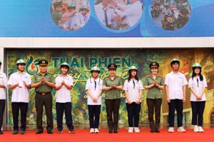 Ban tổ chức chương trình tặng mũ bảo hiểm cho các em học sinh Trường trung học phổ thông Thái Phiên.