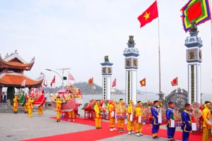 Nhân dân địa phương thực hiện lễ rước đàn. (Ảnh: ĐÀM THANH)