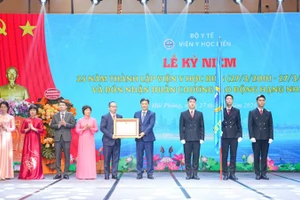 Phó Chủ tịch Quốc hội Vũ Hồng Thanh trao Huân chương Lao động hạng Nhất cho Viện Y học biển.