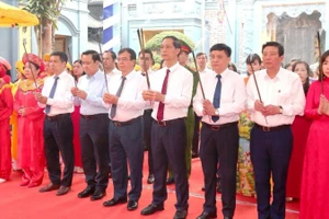 Các đại biểu dâng hương trong Lễ cáo yết tại Di tích lịch sử văn hóa cấp quốc gia đền Nghè, mở đầu cho các hoạt động của Lễ hội truyền thống Nữ tướng Lê Chân - Xuân Bính Ngọ 2026.