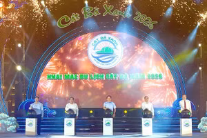 Các đại biểu thực hiện nghi thức khai mạc du lịch Cát Bà năm 2026.