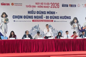 Ban tư vấn giải đáp ý kiến của phụ huynh, học sinh tại Ngày hội.