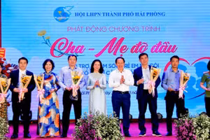 Bí thư Thành ủy Hải Phòng Lê Tiến Châu và Chủ tịch Hội Liên hiệp Phụ nữ thành phố Hải Phòng Trần Thu Hương tặng hoa các nhà hảo tâm đã đồng hành cùng chương trình "Cha - Mẹ đỡ đầu".