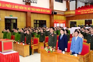 Cán bộ, chiến sĩ Công an thành phố Hải Phòng tham dự Lễ khai mạc bầu cử.