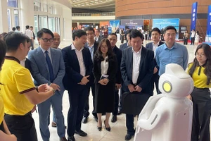 Đại biểu tham quan gian hàng công nghệ tại Diễn đàn kiến tạo thành phố số của Hải Phòng năm 2025. (Ảnh minh họa: XUÂN TRƯỜNG)