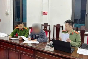 Phòng An ninh mạng và phòng chống tội phạm sử dụng công nghệ cao Công an thành phố Hải Phòng xử phạt trường hợp đăng tải bình luận xuyên tạc, xúc phạm lãnh đạo thành phố trên không gian mạng. (Ảnh: Công an Hải Phòng)