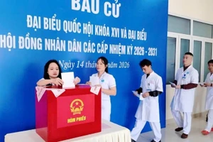 Cử tri đặc khu Bạch Long Vĩ (Hải Phòng) bỏ phiếu bầu cử.