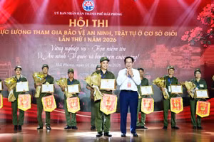 Phó Chủ tịch Ủy ban nhân dân thành phố Hải Phòng Vũ Tiến Phụng trao giải A cho đội tuyển phường Lê Chân.