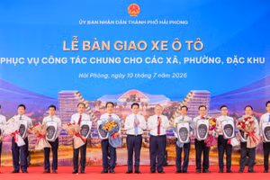 Lãnh đạo thành phố Hải Phòng thực hiện nghi thức giao xe ô tô phục vụ công tác chung cho các xã, phường, đặc khu trên địa bàn.