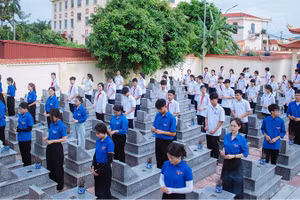 Các cấp bộ Đoàn thành phố Hải Phòng đã đồng loạt tổ chức ra quân chăm sóc phần mộ, dâng hương tưởng niệm tại 100% đền, đài tưởng niệm, nghĩa trang liệt sĩ và công trình ghi công liệt sĩ trên địa bàn thành phố. (Ảnh: Thành Đoàn Hải Phòng)