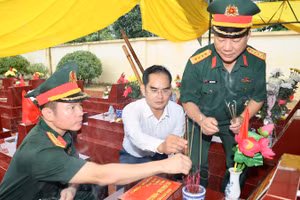 Các đại biểu thắp hương tri ân các Anh hùng liệt sĩ tại Nghĩa trang liệt sĩ Quảng Thanh, phường Lê Ích Mộc. (Ảnh: VIỆT CƯỜNG)
