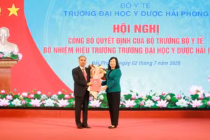 Đồng chí Đào Hồng Lan, Ủy viên Trung ương Đảng, Bộ trưởng Y tế trao Quyết định và chúc mừng Phó Giáo sư, Tiến sĩ, Bác sĩ Nguyễn Văn Khải.