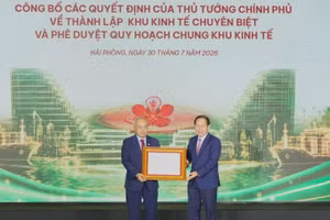 Phó Thủ tướng Chính phủ Lê Tiến Châu trao các Quyết định của Thủ tướng Chính phủ cho thành phố Hải Phòng.