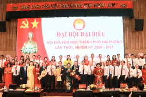 Ban Chấp hành Hội Khuyến học thành phố Hải Phòng khóa I ra mắt tại Đại hội.