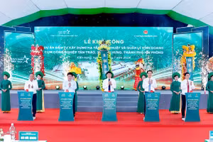 Các đại biểu thực hiện nghi thức khởi công Dự án đầu tư xây dựng hạ tầng kỹ thuật và quản lý kinh doanh Cụm công nghiệp Tân Trào.