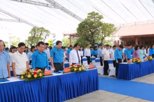 Các đại biểu tưởng niệm đồng chí Nguyễn Đức Cảnh và các Anh hùng liệt sĩ. (Ảnh: DUYÊN VŨ)