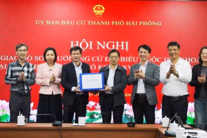 Ủy ban Bầu cử thành phố Hải Phòng vừa tổ chức hội nghị bàn giao hồ sơ người ứng cử đại biểu Quốc hội khóa XVI và đại biểu Hội đồng nhân dân thành phố nhiệm kỳ 2026-2031 cho Ban Thường trực Ủy ban Mặt trận Tổ quốc Việt Nam thành phố Hải Phòng.