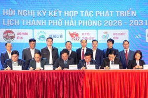 Các đại biểu ký kết hợp tác phát triển du lịch Hải Phòng giai đoạn 2026-2031.