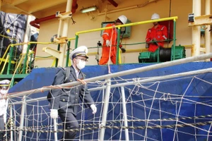 Cán bộ, nhân viên Trung tâm Kiểm dịch y tế quốc tế (Sở Y tế Hải Phòng) tăng cường công tác kiểm soát dịch bệnh tại các tàu quốc tế đến Hải Phòng. (Ảnh: HOÀNG HUẾ)