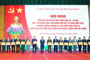 Chủ tịch Ủy ban nhân dân thành phố Hải Phòng Lê Ngọc Châu khen thưởng các tập thể, cá nhân hoàn thành xuất sắc nhiệm vụ năm 2025.