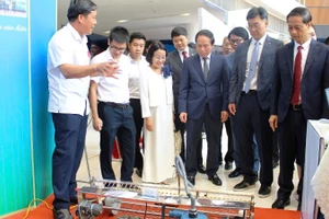 Lãnh đạo thành phố Hải Phòng tham quan gian hàng tại Techfest Hải Phòng 2025. (Ảnh minh họa: XUÂN TRƯỜNG)