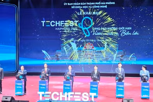 Các đại biểu thực hiện nghi thức khai mạc Techfest Hải Phòng 2025.