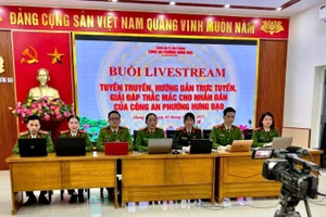 Công an phường Hưng Đạo (Hải Phòng) tổ chức buổi livestream hướng dẫn thủ tục hành chính, phổ biến kiến thức pháp luật và giải đáp trực tuyến mọi vướng mắc của người dân. (Ảnh: Công an Hải Phòng)