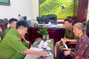 Công an xã Yết Kiêu (Hải Phòng) tuyên truyền, hướng dẫn người dân nhận diện thủ đoạn lừa đảo trên không gian mạng.