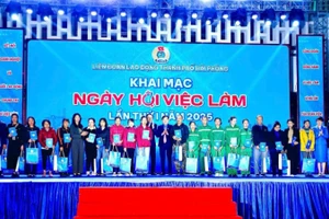 Đại diện Tổng Liên đoàn Lao động Việt Nam và Liên đoàn Lao động thành phố Hải Phòng tặng quà đoàn viên, người lao động có hoàn cảnh khó khăn.